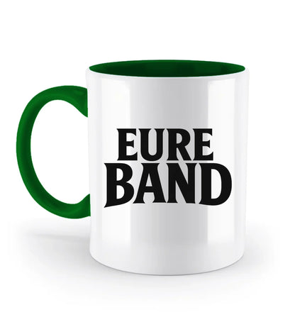 Weiße Keramiktasse mit großem schwarzen Schriftzug ‚Eure Band‘ auf der Vorderseite. Der Text kann individuell mit dem eigenen Bandnamen gestaltet werden. Griff und Innenleben sind gruen