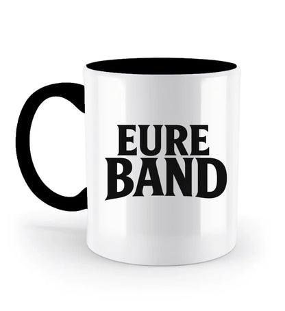 Weiße Keramiktasse mit großem schwarzen Schriftzug ‚Eure Band‘ auf der Vorderseite. Der Text kann individuell mit dem eigenen Bandnamen gestaltet werden. Griff und Innenleben sind schwarz
