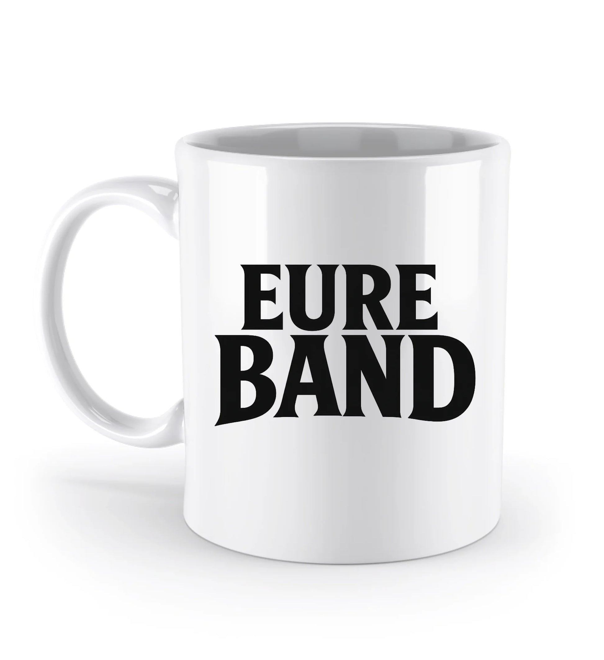 Weiße Keramiktasse mit großem schwarzen Schriftzug ‚Eure Band‘ auf der Vorderseite. Der Text kann individuell mit dem eigenen Bandnamen gestaltet werden.