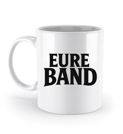 Weiße Keramiktasse mit großem schwarzen Schriftzug ‚Eure Band‘ auf der Vorderseite. Der Text kann individuell mit dem eigenen Bandnamen gestaltet werden.