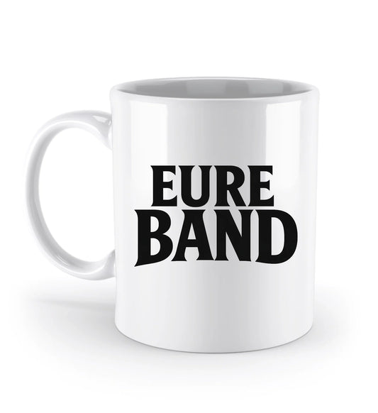 Weiße Keramiktasse mit großem schwarzen Schriftzug ‚Eure Band‘ auf der Vorderseite. Der Text kann individuell mit dem eigenen Bandnamen gestaltet werden.