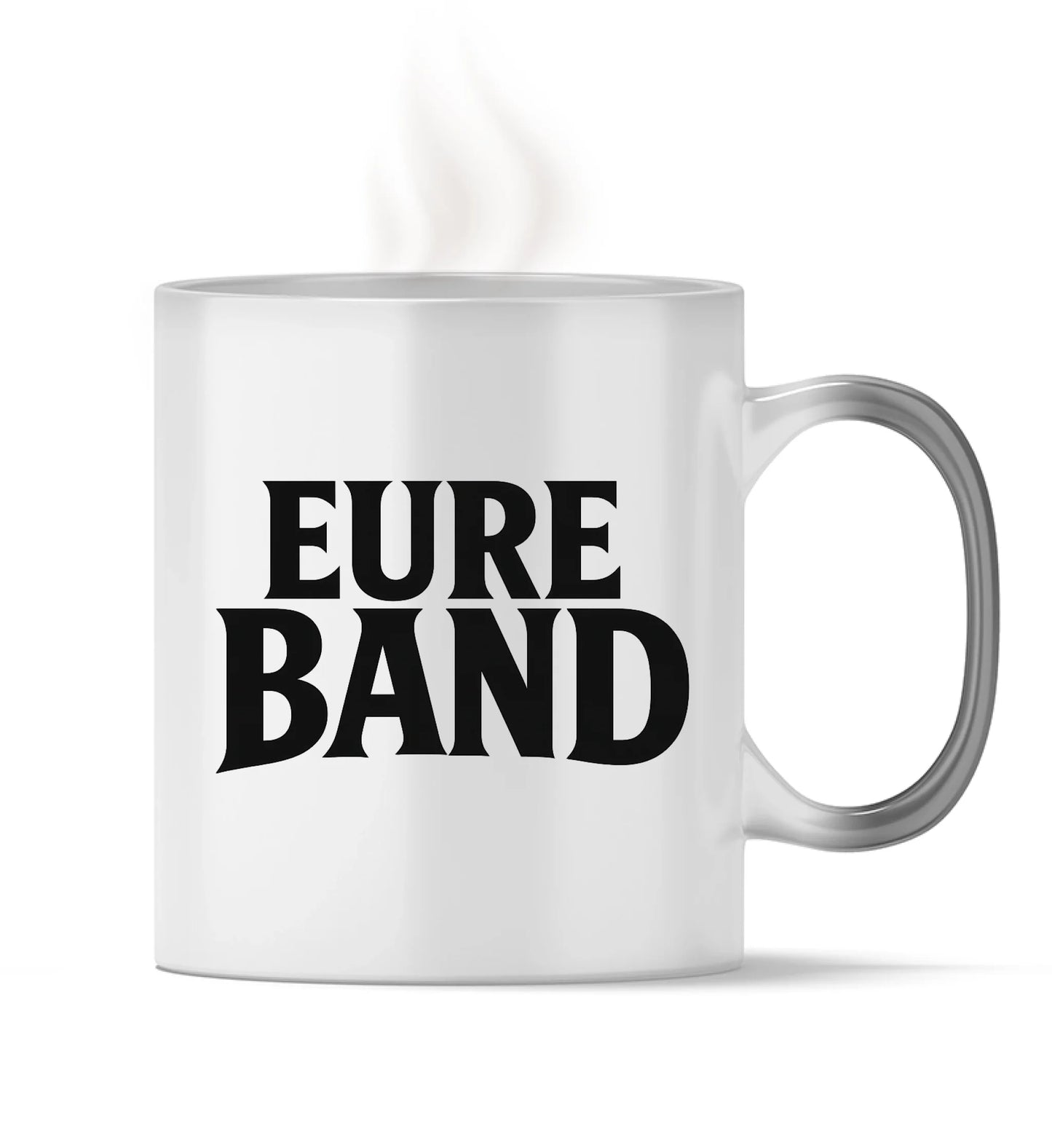 Zaubertasse, bei der sich das Design durch warme Flüssigkeit sichtbar entfaltet. Auf der Vorderseite erscheint der schwarze Schriftzug ‚Eure Band‘. Der Aufdruck kann individuell mit dem eigenen Bandnamen gestaltet werden.