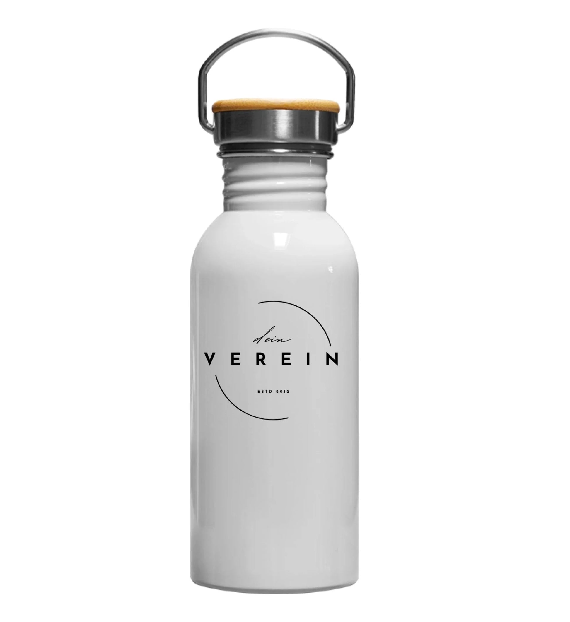 Weiße Trinkflasche aus Edelstahl mit Schraubverschluss und Holzdeckel, inklusive Tragegriff aus Metall. Auf der Vorderseite ist das Vereinslogo mit dem Schriftzug ‚dein Verein – estd 2018‘ abgebildet. Der Vereinsname kann individuell angepasst werden.