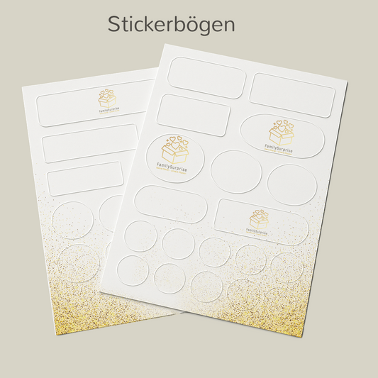 Zwei Stickerbögen mit verschiedenen Etikettenformen und dem „FamilySurprise“-Logo, auf einem Bildschirm dargestellt.