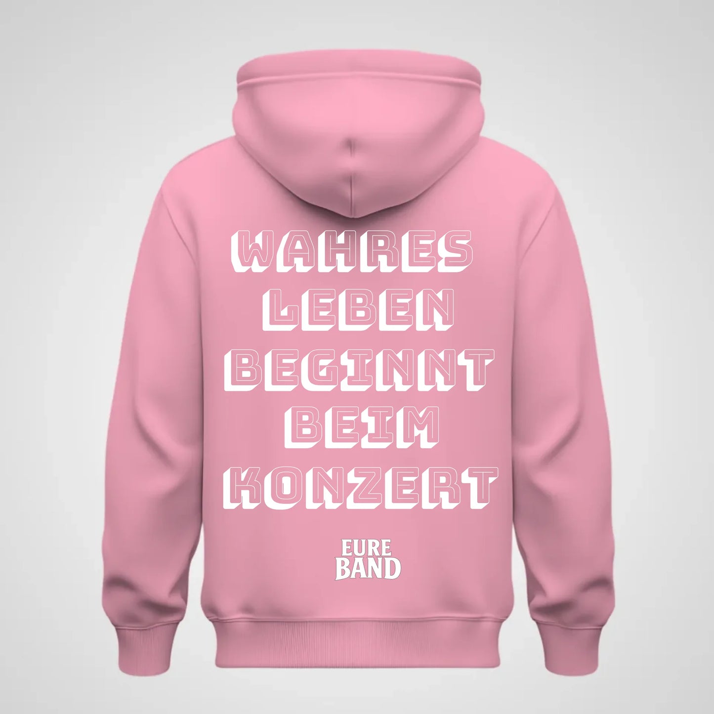 Rosa Hoodie mit großem weißen Schriftzug auf der Rückseite: ‚Wahres Leben beginnt beim Konzert‘. Darunter steht der Schriftzug ‚Eure Band‘. Der Bandname kann individuell angepasst werden.