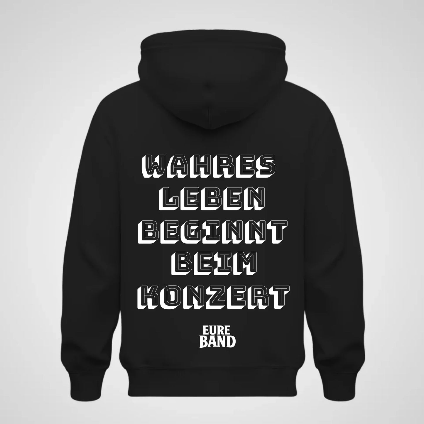 Schwarzer Hoodie mit großem weißen Schriftzug auf der Rückseite: ‚Wahres Leben beginnt beim Konzert‘. Darunter steht der Schriftzug ‚Eure Band‘. Der Bandname kann individuell angepasst werden.
