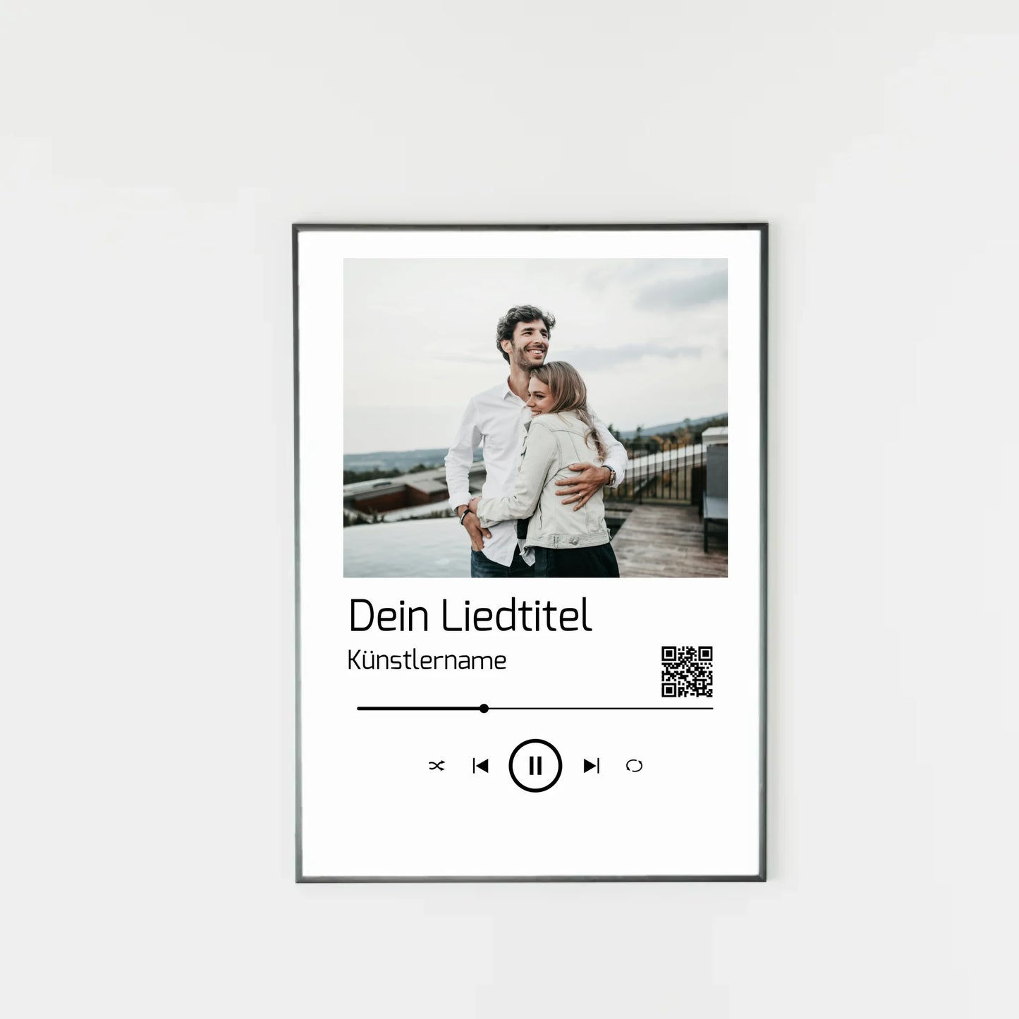 Poster im Stil einer Musik-App mit personalisierbarem Foto oben. Darunter Platz für individuellen Liedtitel, Künstlername und einen QR-Code, der direkt zu Spotify führt. Unten grafische Symbole einer Musiksteuerung wie Play, Pause und Skip.