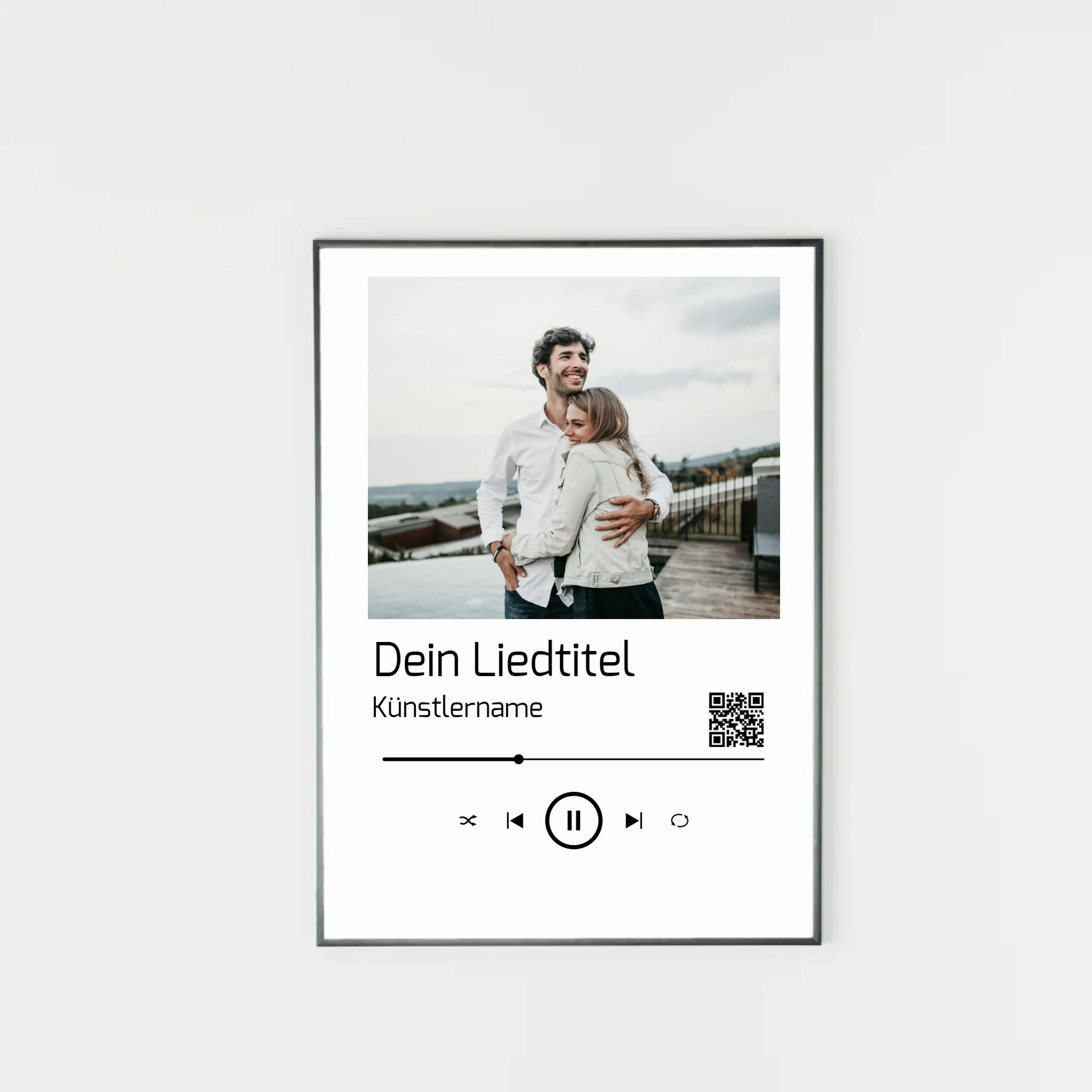 Poster im Stil einer Musik-App mit personalisierbarem Foto oben. Darunter Platz für individuellen Liedtitel, Künstlername und einen QR-Code, der direkt zu Spotify führt. Unten grafische Symbole einer Musiksteuerung wie Play, Pause und Skip.